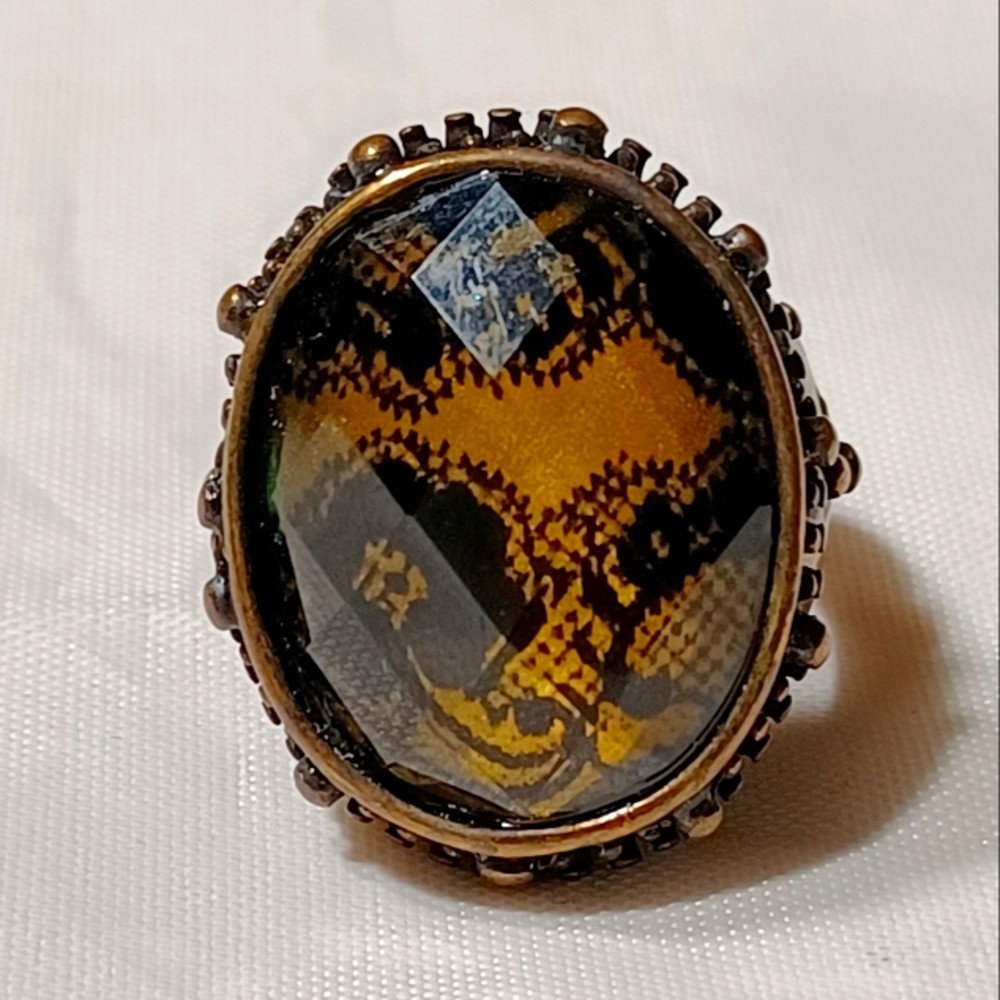 ANTIQUE LOOK GOLD TONE STATEMENT RING - Picture 5 of 6